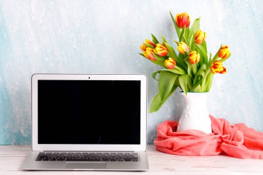 Ofis ya da çalışma odası. Masada renkli laleler. Kadınsı çalışma alanı