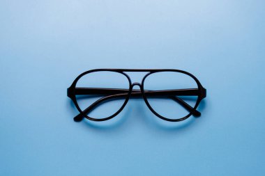 Yılın klasik Blue Pantone renginde, modaya uygun güneş gözlüğü.