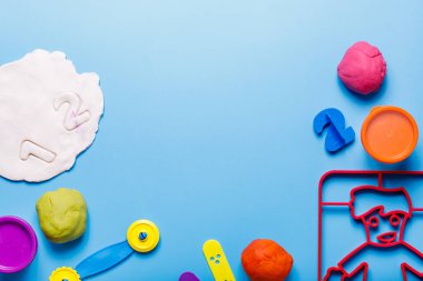 Ev yapımı plastik, plastik, renkli arka planda hamur oyunu. Kil kalıbı