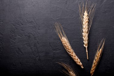 Buğday kulakları siyah taşın üstünde