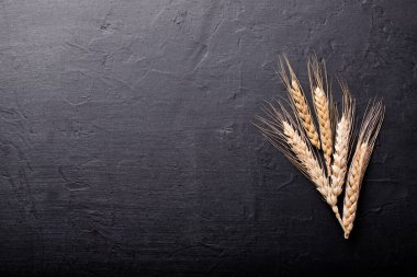 Buğday kulakları siyah taşın üstünde