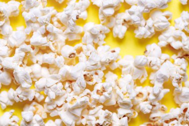 Sarı arka planda ev yapımı patlamış mısır.