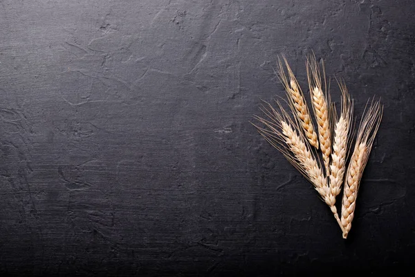 Buğday kulakları siyah taşın üstünde
