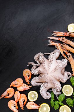 Siyah arka planda sağlıklı balık ve deniz ürünleri çeşitleri. Üst Manzara. Siyah kırsal arka planda deniz ürünleri. 