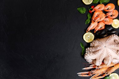 Siyah arka planda sağlıklı balık ve deniz ürünleri çeşitleri. Üst Manzara. Siyah kırsal arka planda deniz ürünleri. 