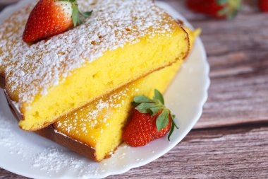 Beyaz tabakta çilekli Shaker Lemon Pie dilimi. Limonlu tart.