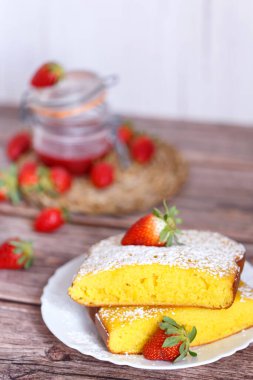 Beyaz tabakta çilekli Shaker Lemon Pie dilimi. Limonlu tart.