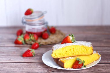 Beyaz tabakta çilekli Shaker Lemon Pie dilimi. Limonlu tart.