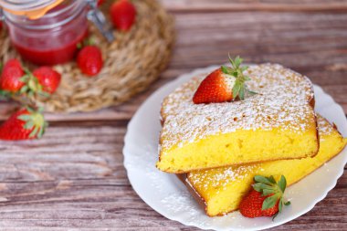 Beyaz tabakta çilekli Shaker Lemon Pie dilimi. Limonlu tart.