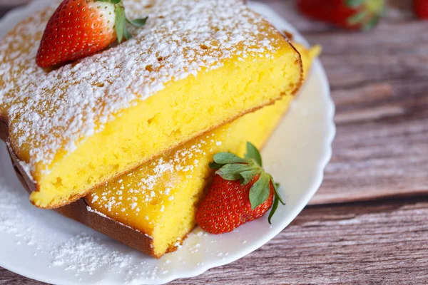Beyaz tabakta çilekli Shaker Lemon Pie dilimi. Limonlu tart.