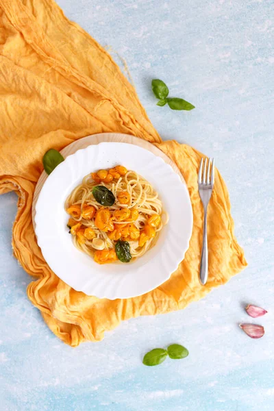 Pasta Espaguetis Con Tomate Amarillo Plato Blanco Fondo Azul Vista — Foto de stock gratis