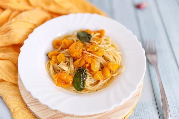 Pasta Spaghetti Dengan Tomat Kuning Piring Putih Latar Belakang Biru — Stok Foto