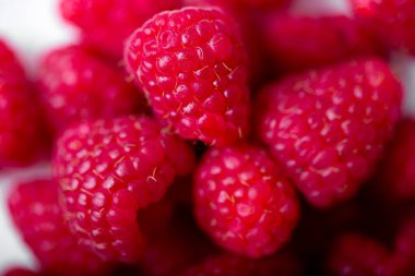 Siyah arka planda taze sulu ahududu. Yaz meyveleri.