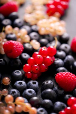 Siyah arka plan üzerinde vintage kupa taze yaz meyveleri, üst görünümü