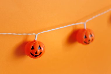 Cadılar bayramı için dekoratif malzemelerle turuncu arka plan. Cadılar Bayramı Korkunç Balkabağı