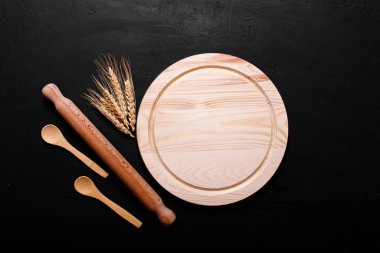 Yumurta kabuğu ve oklavalı fırın arka planı. Boşluğu kopyala.