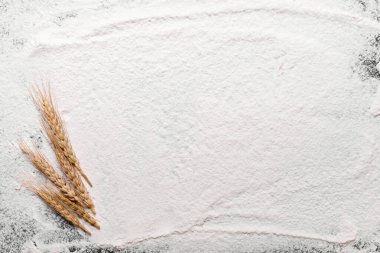 Makarna ya da ekmek pişirme malzemeleri siyah mutfak masasında. Metnin için alanı olan en üstteki görünüm