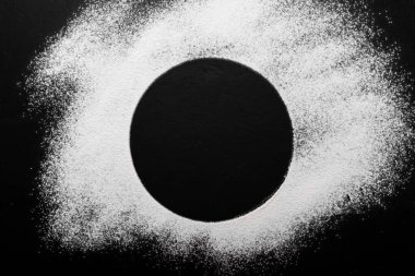 Makarna ya da ekmek pişirme malzemeleri siyah mutfak masasında. Metnin için alanı olan en üstteki görünüm