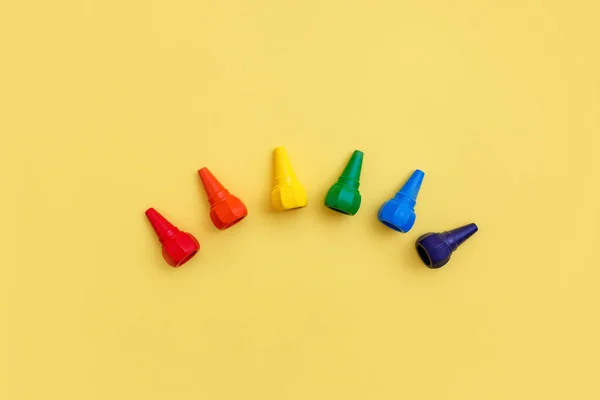 Los Niños Cera Lápices Colores Sobre Fondos Color Amarillo Brillante — Foto de Stock