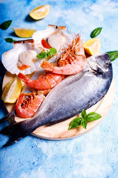 Їжа Фон Морською Рибою Синьому — стокове фото