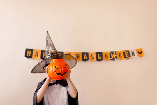 Feliz Halloween Lindo Pequeño Mago Con Una Calabaza Sobre Fondo —  Fotos de Stock