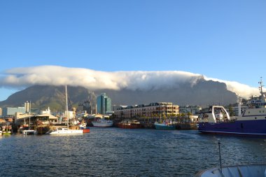 Masa örtüsü ile Masa Dağı