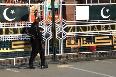 Pakistanlı muhafiz Wagah töreni sınır.