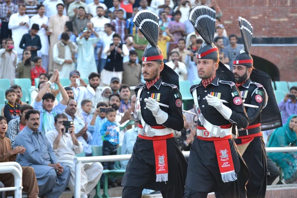 Pakistanlı muhafiz Wagah töreni sınır. — Stok fotoğraf