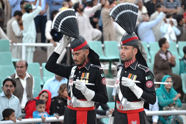 Pakisztáni őrök a Wagah határ ünnepség. — Stock Fotó
