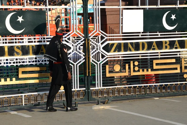 Pakistaanse bewakers in de Wagah grens ceremonie. — Stockfoto