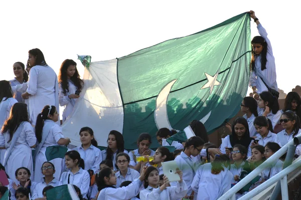 플래그와 파키스탄 소녀 — 스톡 사진