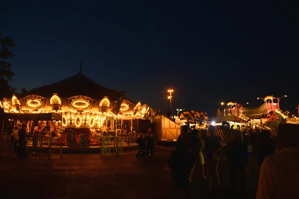 Fairground à noite Imagens De Bancos De Imagens