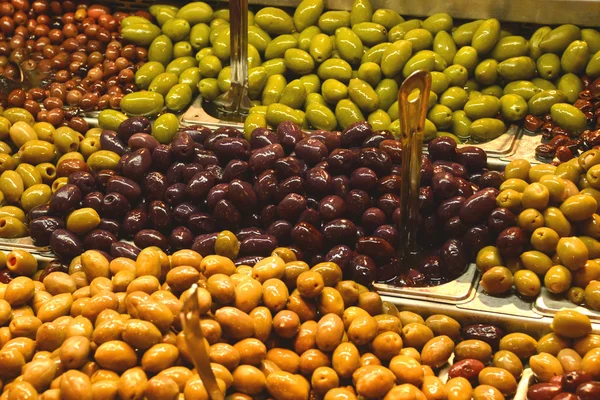 Bulk Oliven auf dem Markt — Stockfoto