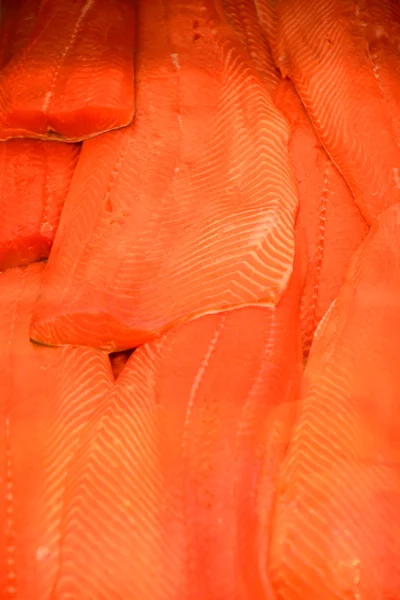 鱼市场上的烟熏三文鱼 — 图库照片