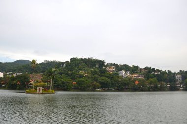 Kandy Lake görünümü