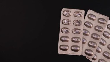 Haftanın her günü elle yazılmış haplar. Organizatör konsepti..