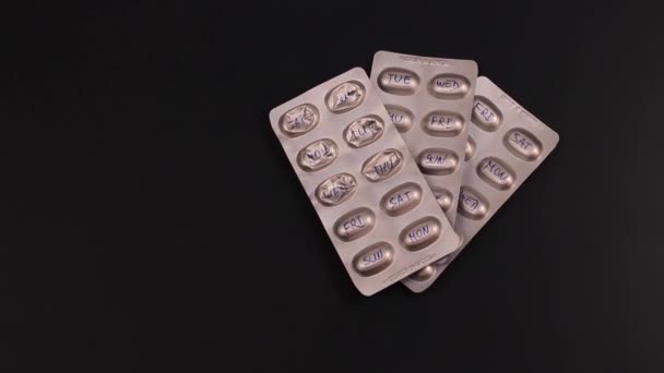 Pillole in blister con giorni della settimana scritti a mano su ogni cellula.. — Video Stock