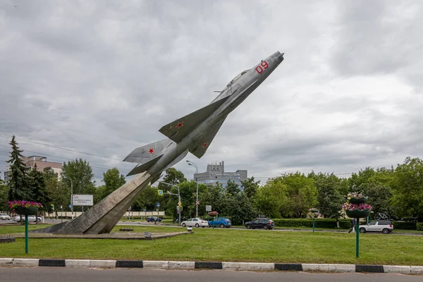 ZHUKOVSKY, RUSSIA - 18 Temmuz 2020: MIG-21 uçağı şehir merkezinde bir kaide üzerinde.