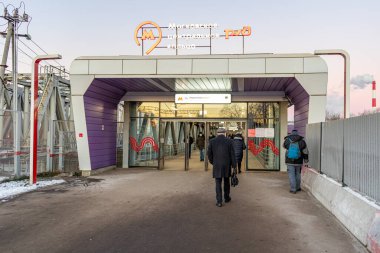 MOSCOW, RUSSIA - 9 Aralık 2020: Moskova Merkez Dairesinin logosu Andronovka istasyonunun girişinin üzerinde