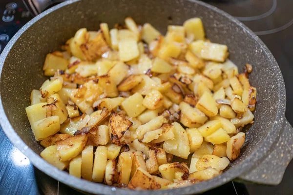 Closeup Appetizing Fried Potatoes Onions Frypan Shallow Dept Field Selective — Stock Photo, Image