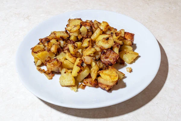 Stegte Kartofler Med Løg Hvid Tallerken - Stock-foto