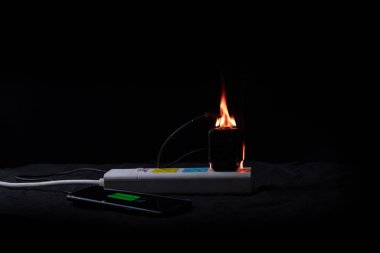 Cep telefonu şarj edilirken güç kaynağı adaptörü ateşle yanıyor