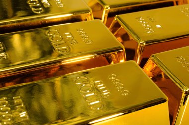 Yakın plan parlak bir altın külçesi Beyaz arkaplanda 1 kg