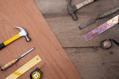 Hamer keski mezura eski ve yeni ahşap el aletlerinin cetvel koleksiyonu kaba bir ahşap tezgah üzerinde 