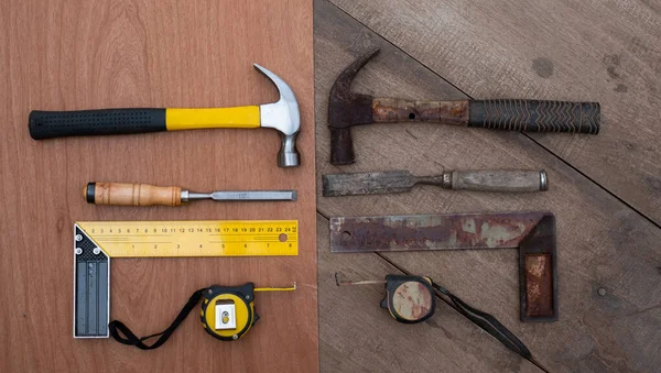铁锤凿子带测量尺子在粗糙的工作台上收集的新旧木工手工工具 — 图库照片