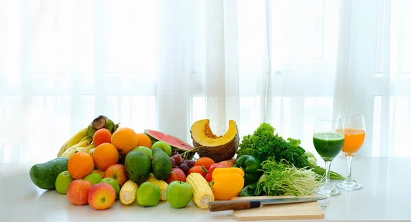 Assortiti Frutta Verdura Fresca Matura Sul Tavolo Sfondo Tenda Bianca — Foto Stock