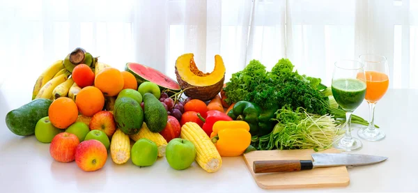 Assortiti Frutta Verdura Fresche Mature Sul Tavolo Sfondo Tenda Bianca — Foto Stock