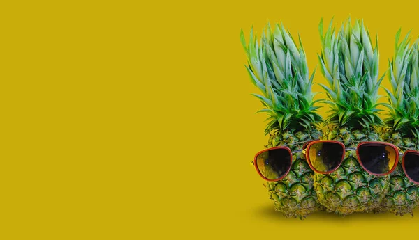 Ananas Met Rode Zonnebril Geïsoleerde Gele Achtergrond Minimaal Concept — Stockfoto