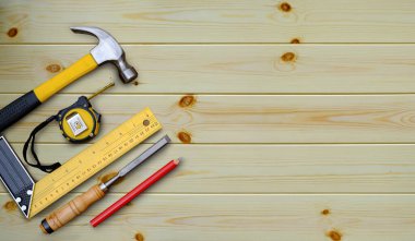 Çekiç mezurası kare kalem ve keski ile ahşap tezgahta ahşap el aletleri koleksiyonunu deneyin