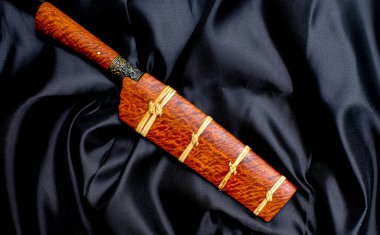 Bıçak geleneği ya da doğal ahşap kılıfında Enep Tayland el yapımı eski masa arkası kılıfı.